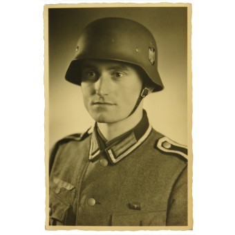 Wehrmacht Unteroffizier from 2nd MG Battalion wearing steelhelmet. Espenlaub militaria